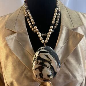 MALANI JEWELERS VTG Fresh Pearls & Shell necklace Original Box for Gift Giving